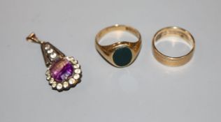 A 9ct gold signet ring set oval bloodstone, a 9ct gold wedding band and an amethyst pendant, 9ct-