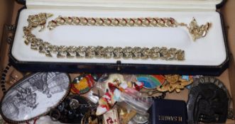 A small quantity of costume jewellery.