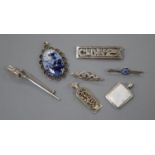 A modern 925 brooch and six other items of jewellery.