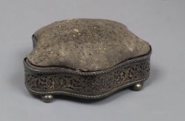 An Edwardian silver mounted shaped pin cushion, on bun feet, Birmingham, 1904, width 18cm.CONDITION: