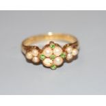 An Edwardian 18ct gold, split pearl and demantoid garnet cluster set dress ring, size P/Q, gross 3.9
