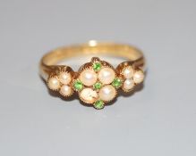 An Edwardian 18ct gold, split pearl and demantoid garnet cluster set dress ring, size P/Q, gross 3.9