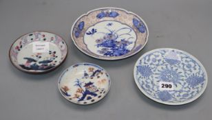 Four Chinese porcelain dishes, largest diameter 19cmCONDITION: The second smallest dish has some