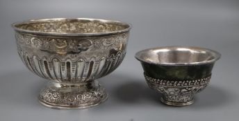 A late Victorian repousse silver rose bowl, James Deakin & Sons, Sheffield, 1895, 14.7cm, 6.5oz