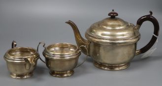 A George V silver three piece tea set, Birmingham, 1935, gross 20 oz.