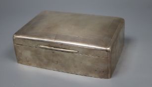 An Edwardian engine turned silver mounted cigar/cigarette box, Goldsmiths & Silversmiths Co Ltd,