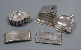 An Edwardian silver combination cigar cutter/ashtray, London, 1904, 14.3cm, a set of twelve small