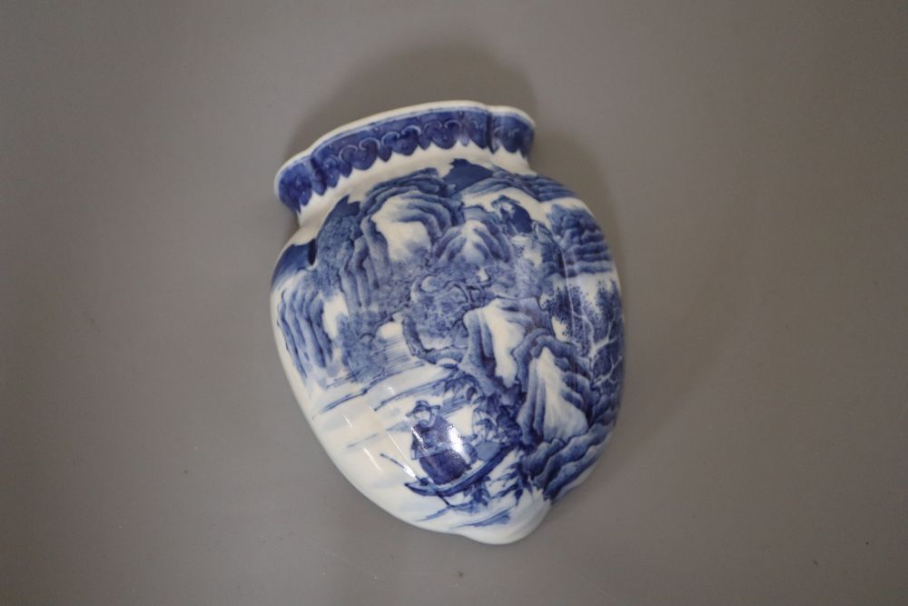 A Chinese blue and white wall pocket, length 12cmCONDITION: Some light scratches but otherwise - Image 2 of 4