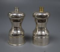 A pair of modern silver pepper mills, David R. Mills, London, 1995 & 1998, 11.1cm, one with gilded