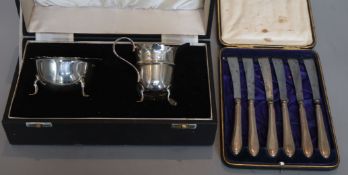 A cased matched silver cream jug and sugar bowl, 1915 & 1931, 3.5oz and a cased set of six silver
