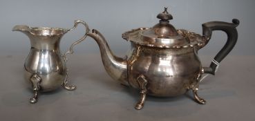 A George V silver teapot and matching cream jug, Blackmore & Fletcher Ltd, London, 1921, gross 17.