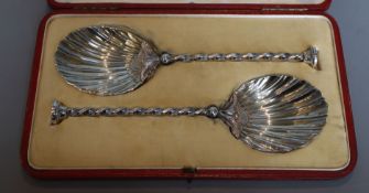A pair of cased Edwardian fancy silver serving spoons, Mappin & Webb, London, 1902, 21.1cm, 4oz.