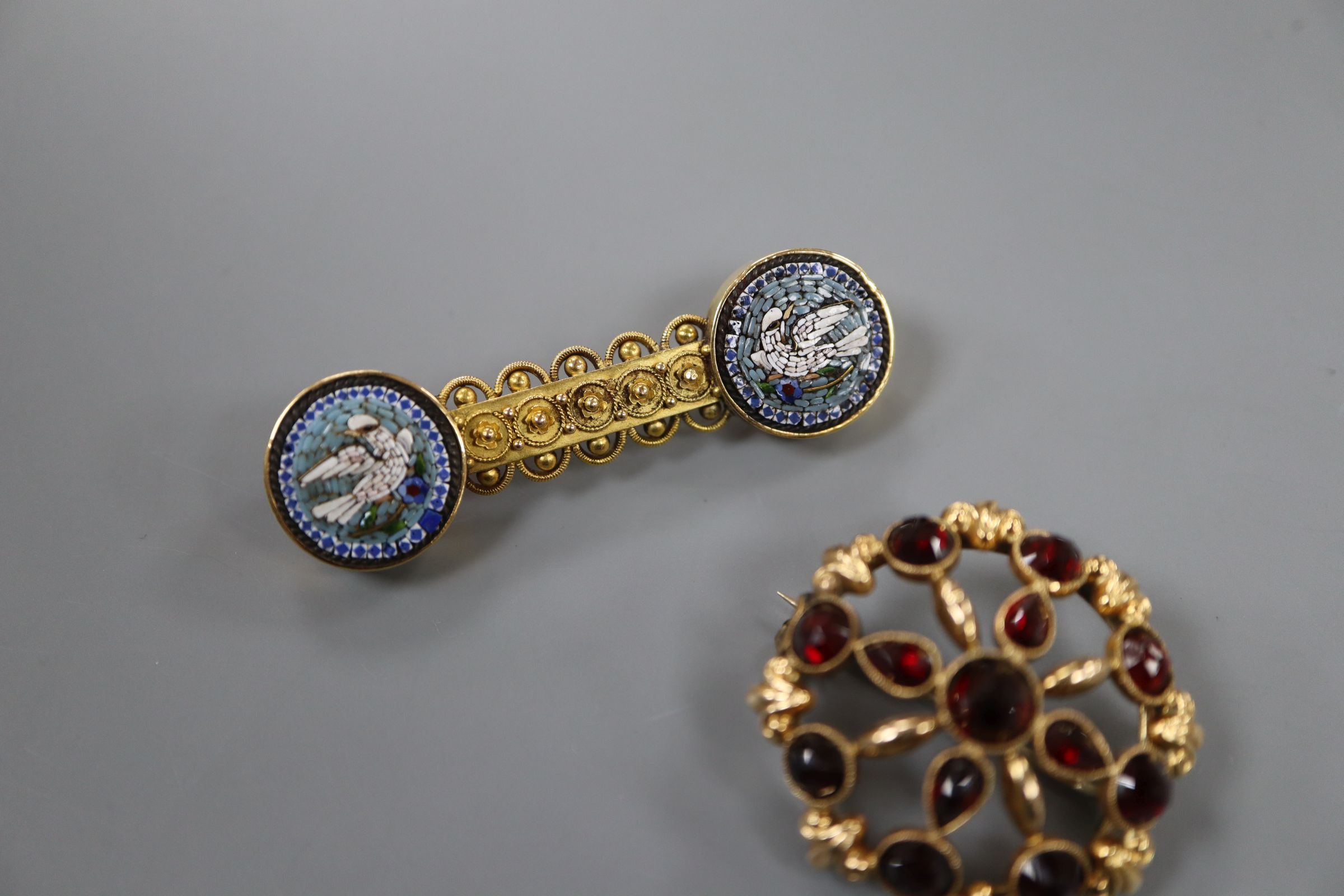 A late Victorian 15ct gold and twin circular micro mosaic panel set bar brooch, 49mm, gross 7.4 - Image 2 of 3