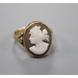 An early 20th century 15ct and oval cameo shell set dress ring, carved with the bust of a lady to