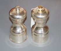 A pair of modern silver pepper mills, David R. Mills, London, 1995 & 1998, 11.1cm, one with gilded