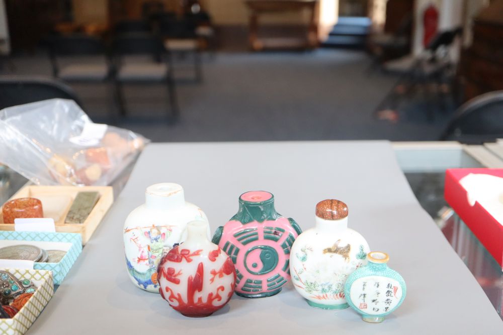 A group of Chinese snuff bottles (5) - Image 3 of 5