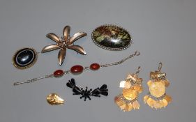 Minor costume jewellery.