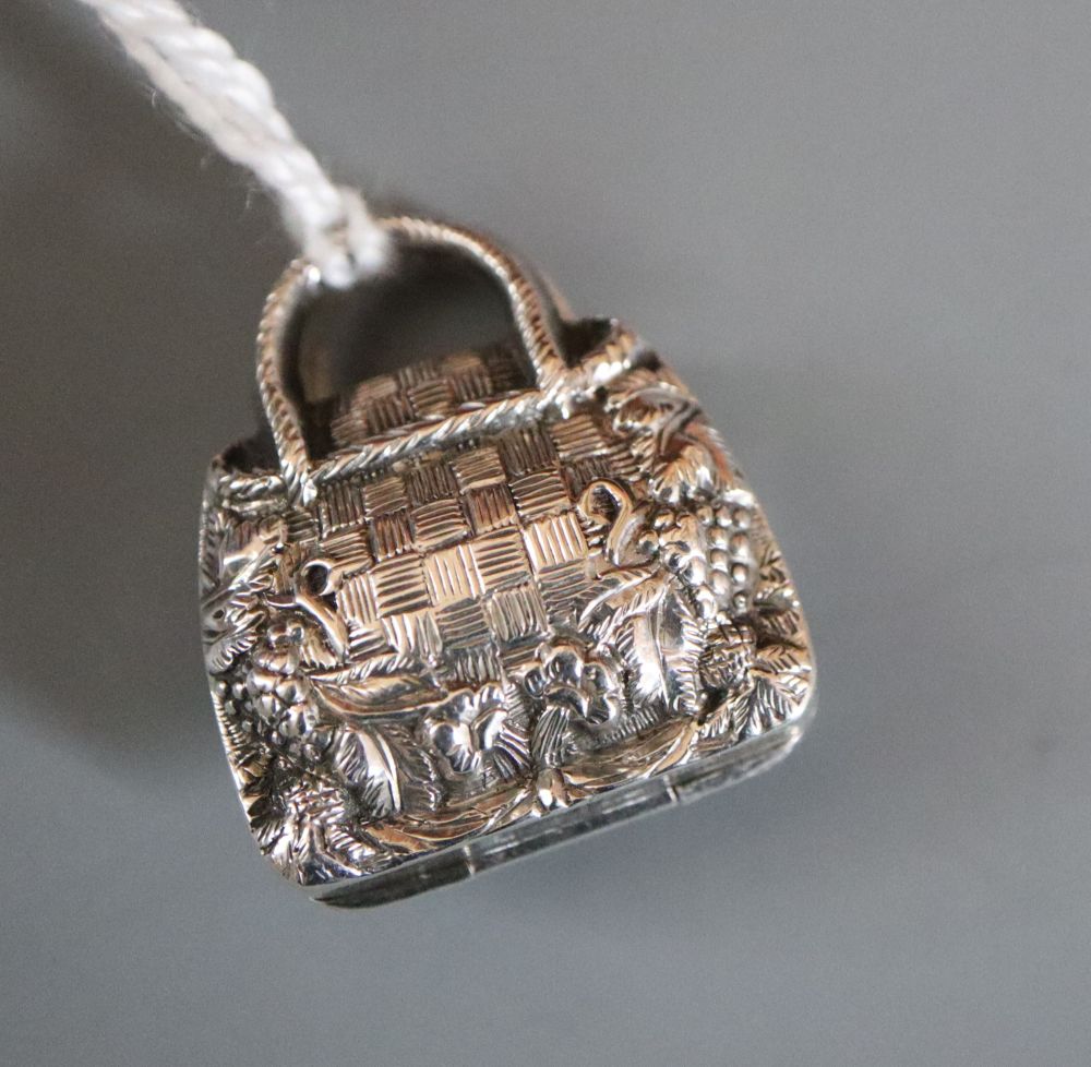 An unmarked white metal vinaigrette, modelled as a handbag, 24mm.