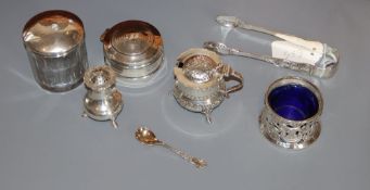 A George V silver dish ring salt, liner a.f. Birmingham, 1919 a silver trinket box, mustard,