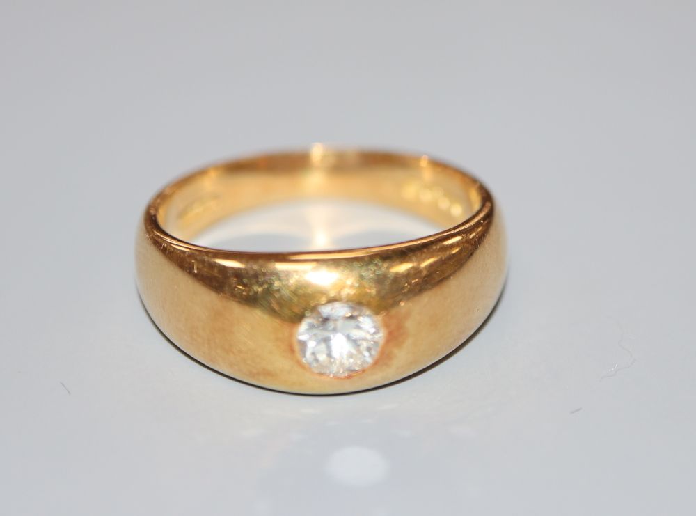 A gentleman's Edwardian 18ct gold and gypsy set solitaire diamond ring, size V, gross 12.8 grams.