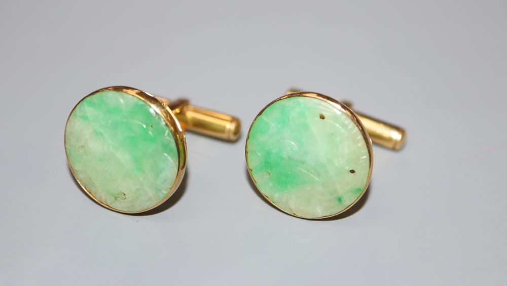 A pair of 14k yellow metal and carved jadeite circular cufflinks, gross 8.5 grams, panel 18mm.