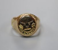 An 18ct signet ring, carved with the Seaforth Highlanders crest and motto, size L, 10.7 grams.