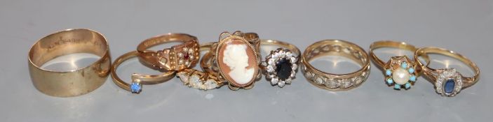Six assorted 9ct rings, including wedding band and gem set, gross 17.3 grams a yellow metal and