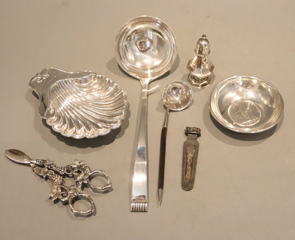 Mixed small silver items, including a 1940's silver soup ladle, 25.5cm, an Edwardian silver butter