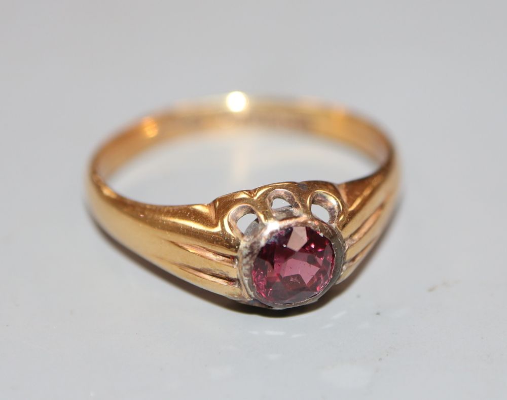 A Victorian 18ct gold and claw set solitaire garnet ring, size Q/R, gross 3.1 grams.CONDITION: