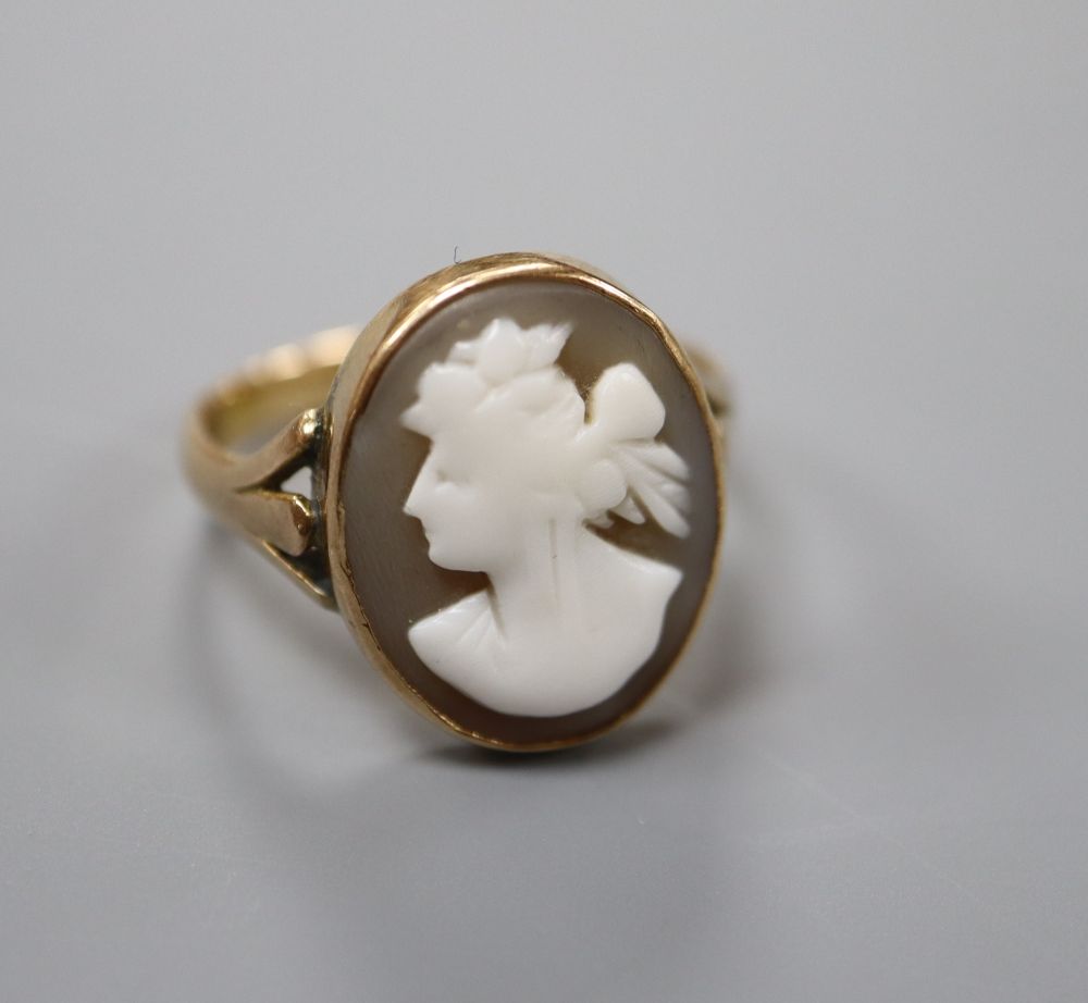 An early 20th century 15ct and oval cameo shell set dress ring, carved with the bust of a lady to