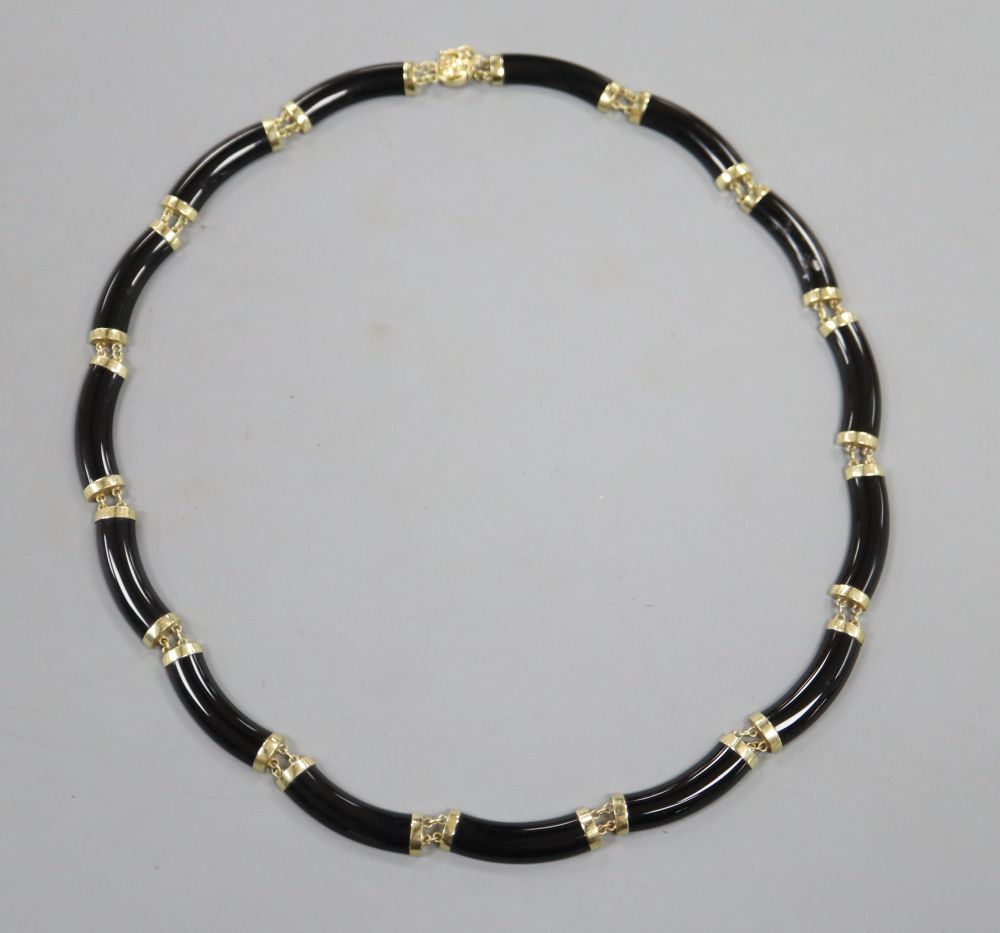 A stylish 9k and curved black onyx link necklace, approx. 40cm, gross 20 grams.