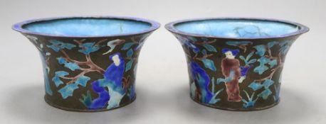 A pair of Chinese Export enamelled bowls, diameter 16cm