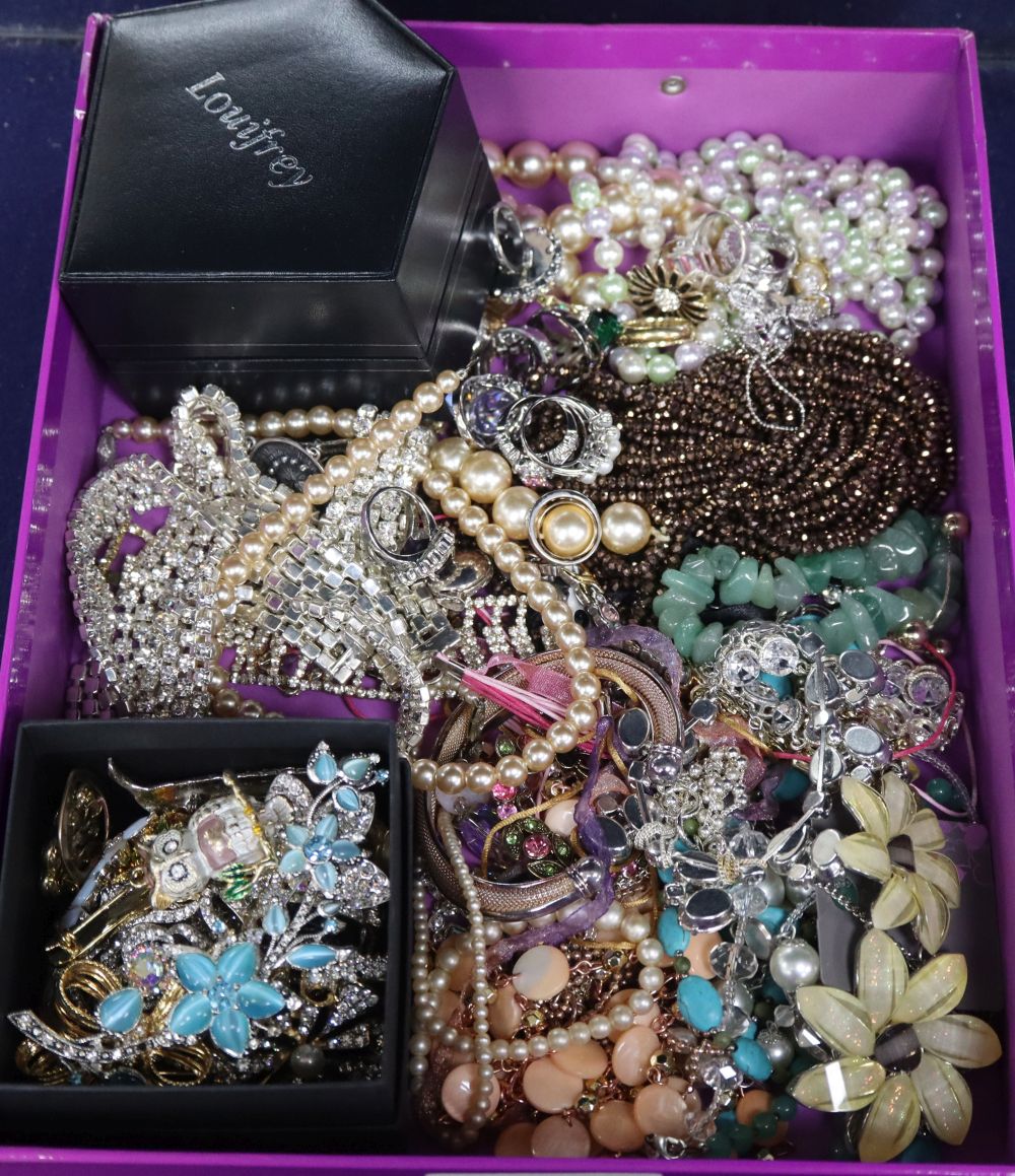 A group of assorted costume jewellery including rings, brooches, necklaces, etc. - Image 2 of 2