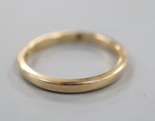 A 9ct gold wedding ring, size O/P, 2.1 grams.
