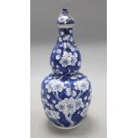 A Chinese blue and white double gourd vase and cover, height 26cmCONDITION: Large chip to the