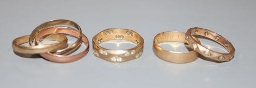 Four 9ct gold rings, including wedding band and three colour 'Russian' triple wedding band, gross