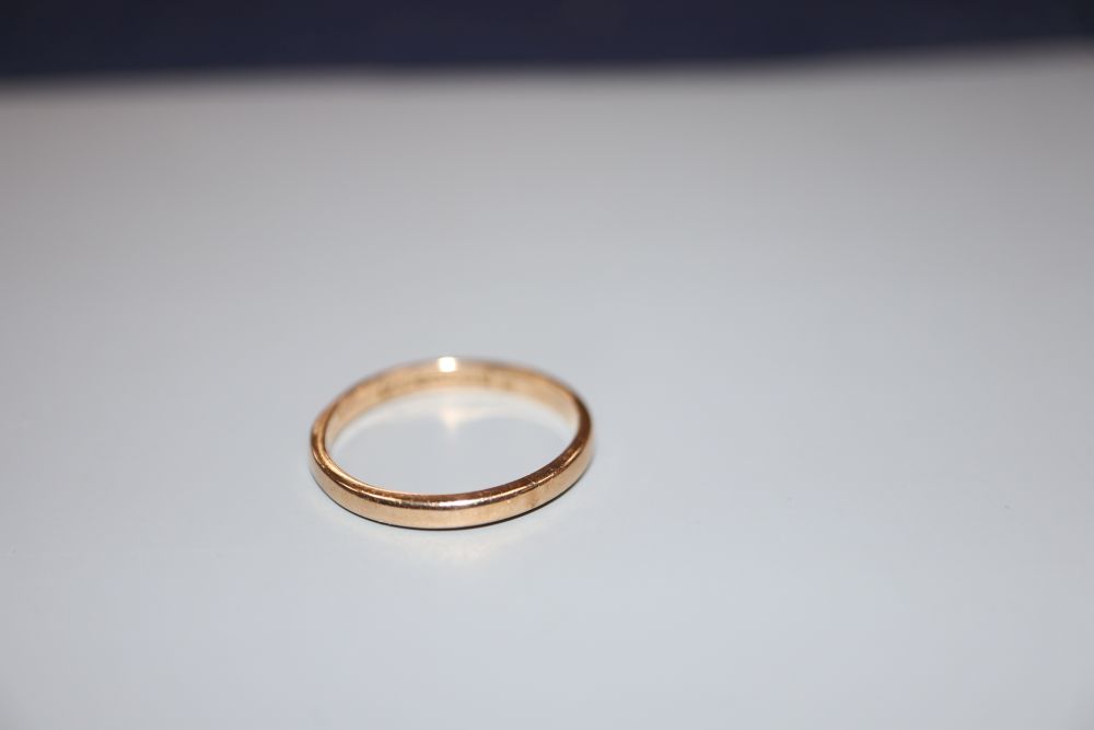A 9ct gold wedding ring, size O/P, 2.1 grams. - Image 4 of 5