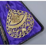 A 20th century Turkish pierced yellow metal pendant, 62mm, 13 grams.