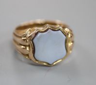 An Edwardian 15ct gold and sardonyx set signet ring, with fluted shoulders, size R, gross 8.6