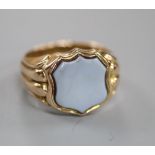 An Edwardian 15ct gold and sardonyx set signet ring, with fluted shoulders, size R, gross 8.6