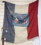 'Victory to the Allies'. An embroidered French First World War flag, approximately 110 x 120cm