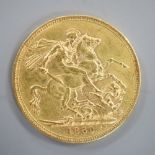 A Victoria gold sovereign, 1880S, VF.