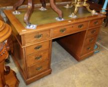 An Edwardian walnut pedestal desk, W.121cm, D.64cm, H.74cm