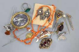 Minor jewellery including a yellow metal and three stone garnet set brooch and a 9ct brooch.
