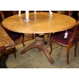 A Continental circular pine breakfast table, diameter 110cm, H.74cm