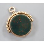 An Edwardian yellow metal, bloodstone and carnelian set spinning fob, overall 31mm, gross weight
