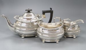 An Edwardian silver three piece tea set by Nathan & Hayes, Chester, 1904/5/6, gross 38.5 oz.