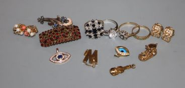 Assorted jewellery including two 9ct gold sapphire and diamond cluster rings, a 9ct gold and emerald