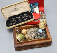 A small quantity of assorted costume jewellery