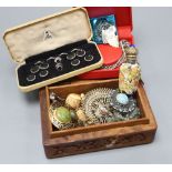 A small quantity of assorted costume jewellery